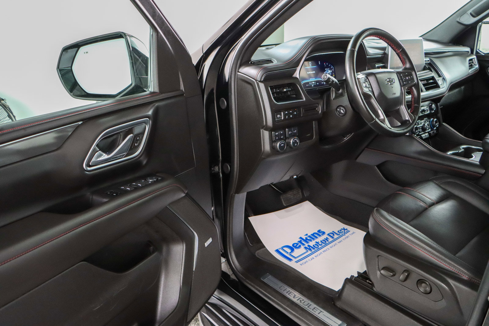 Used 2024 Chevrolet Suburban RST w/ Luxury Package AWD/4WD image 3