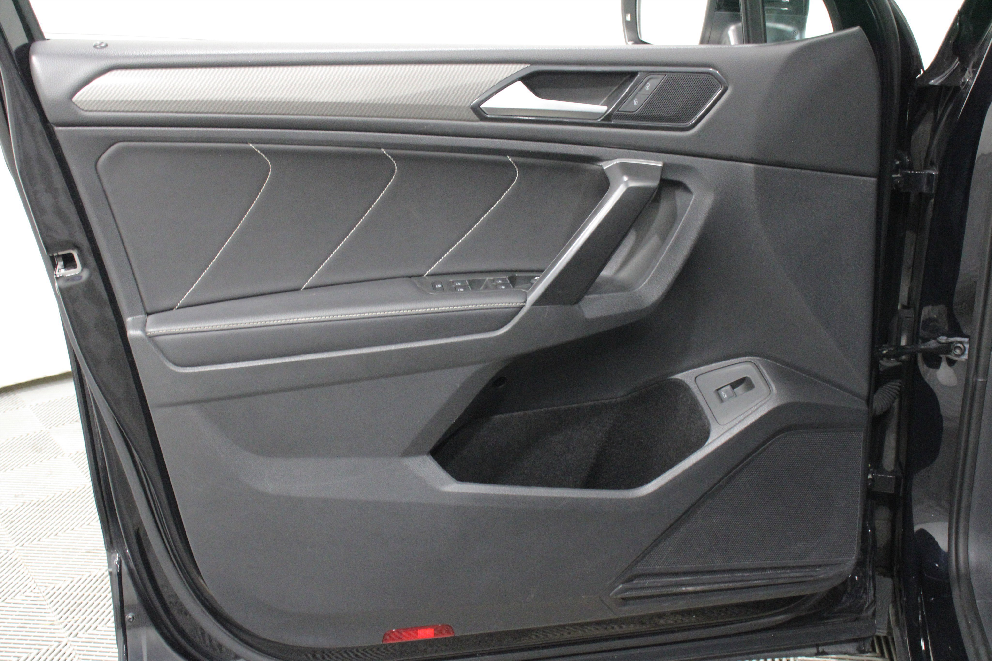 Used 2024 Volkswagen Tiguan SE image 5