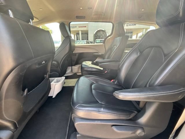 Used 2023 Chrysler Pacifica Touring-L FWD image 12