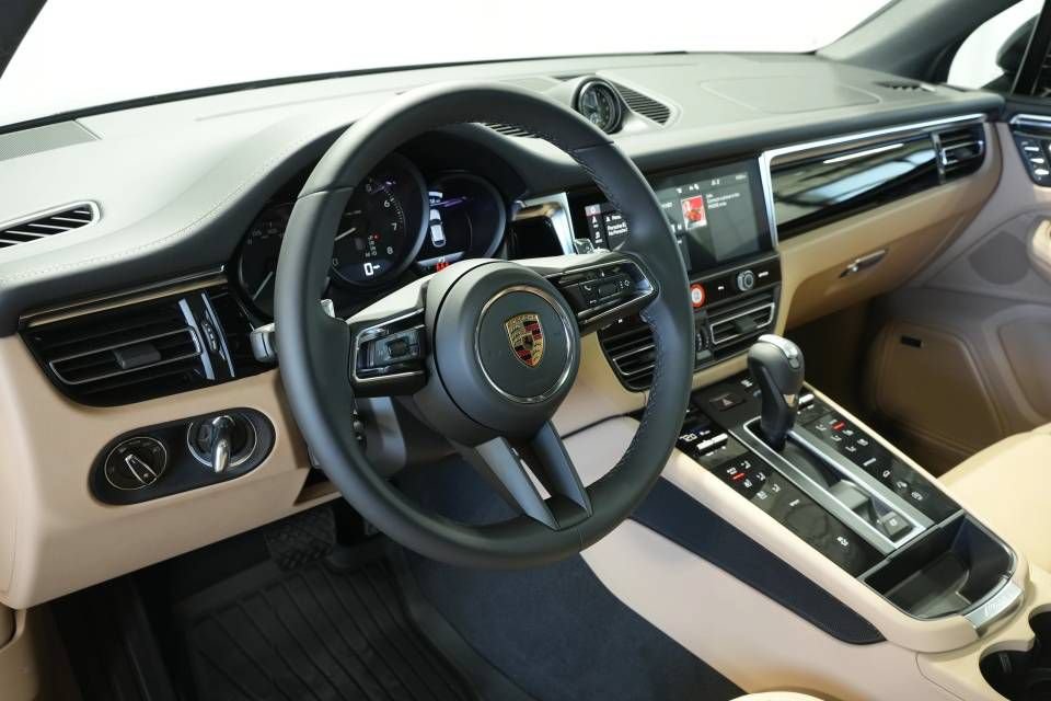 Certified 2026 Porsche Macan AWD/4WD image 4