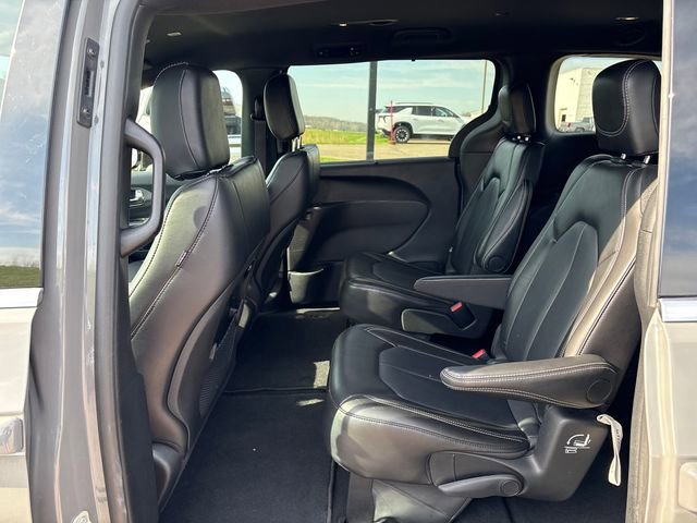Used 2025 Chrysler Pacifica Select image 34