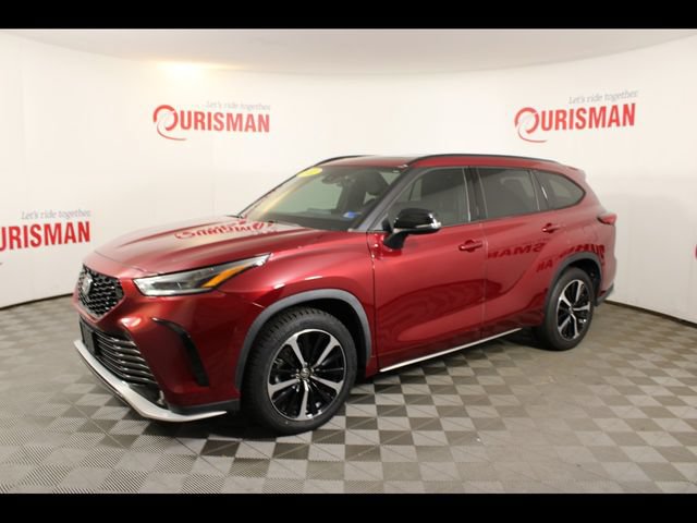Used 2022 Toyota Highlander XSE FWD image 2