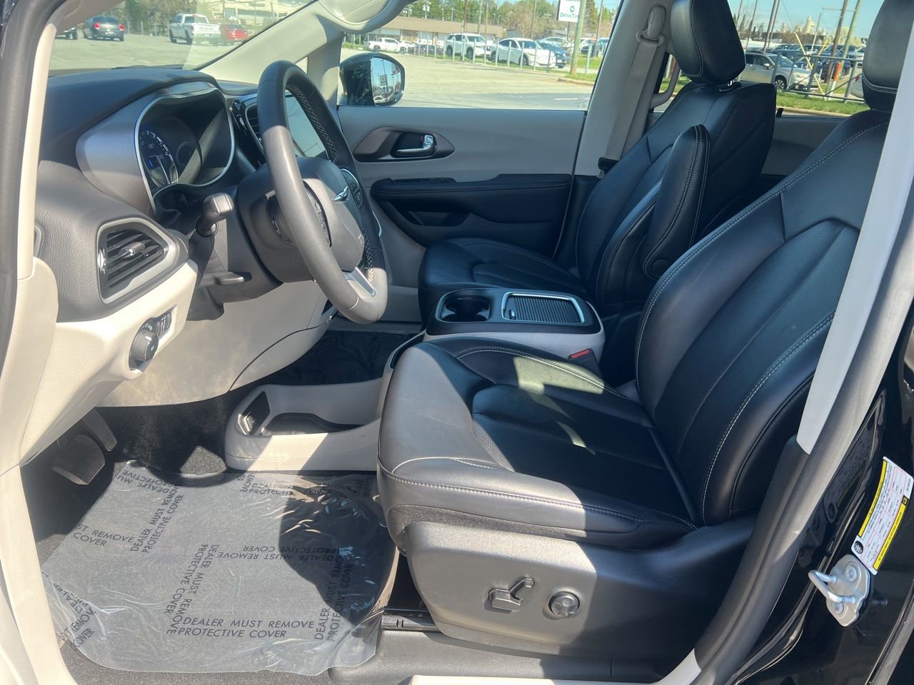 Used 2024 Chrysler Pacifica Touring-L image 15