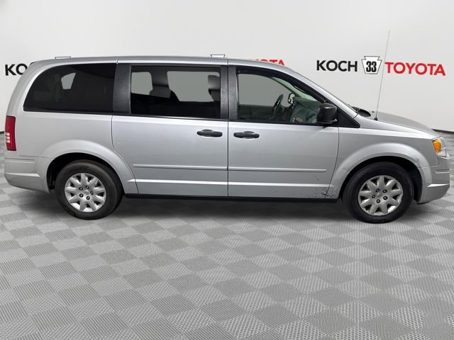 Used 2008 Chrysler Town & Country LX FWD image 9