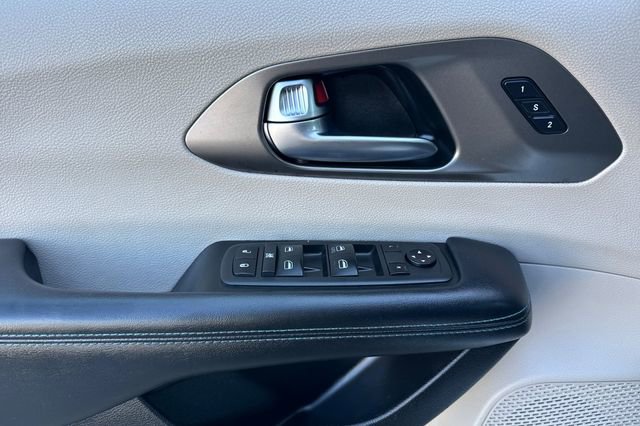 Used 2021 Chrysler Pacifica Touring-L FWD image 11