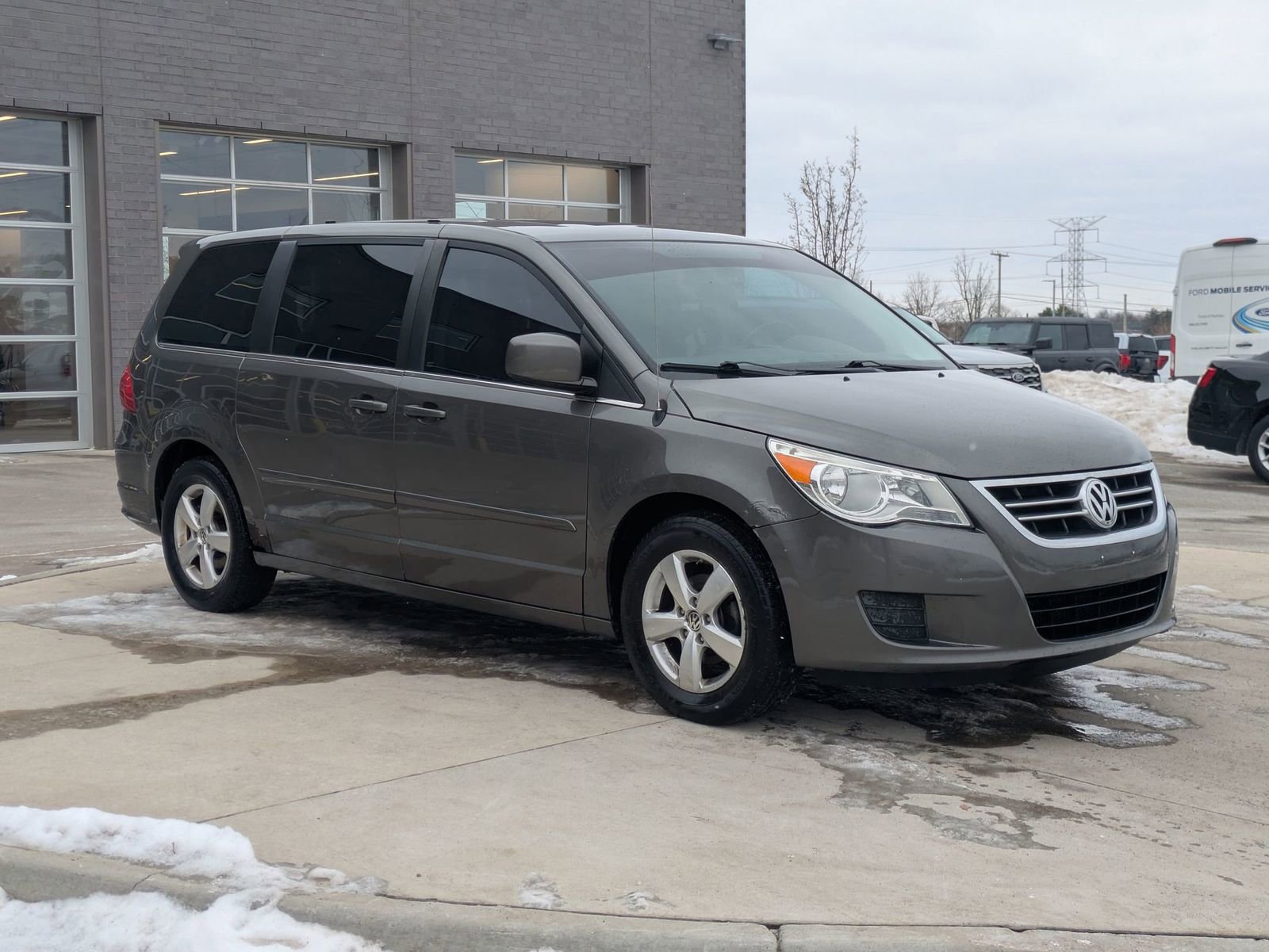 Used 2010 Volkswagen Routan SEL image 8