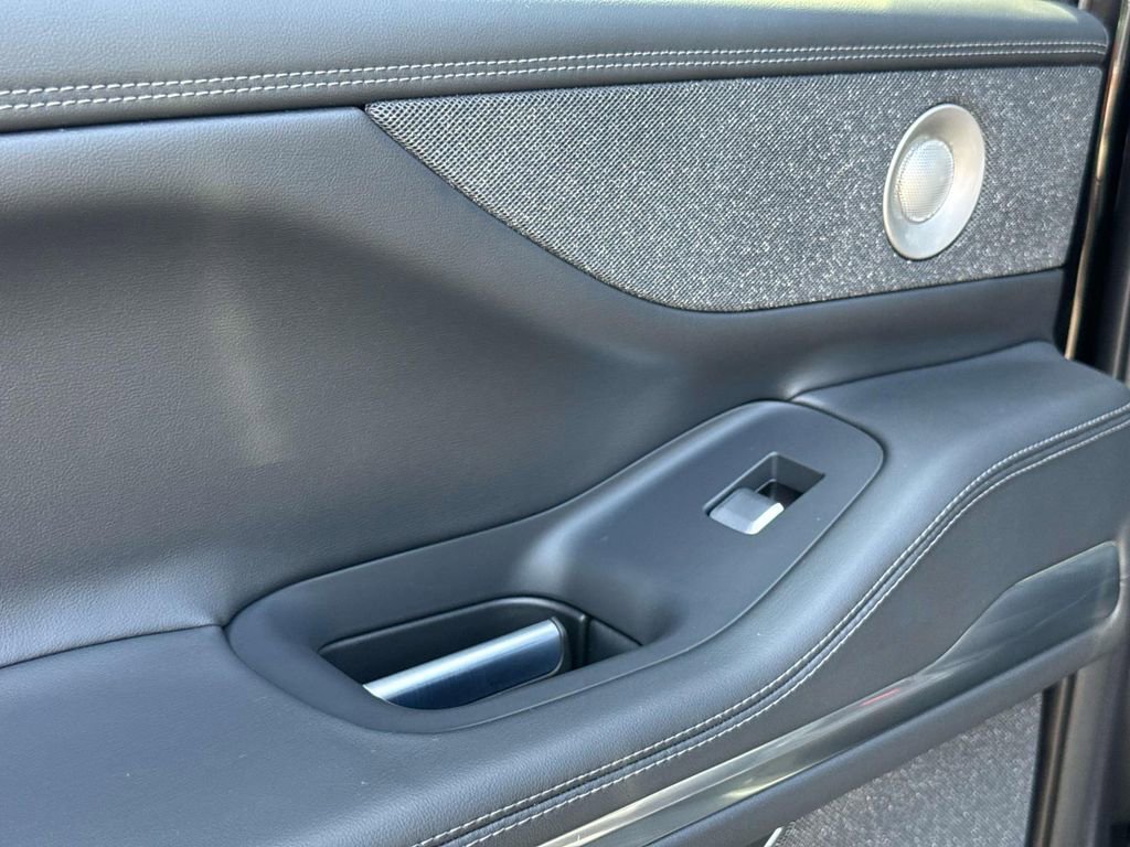 Used 2025 Lincoln Navigator Reserve w/ Jet Appearance Package image 11