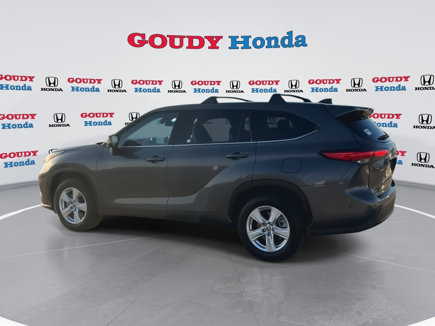 Used 2022 Toyota Highlander LE image 6