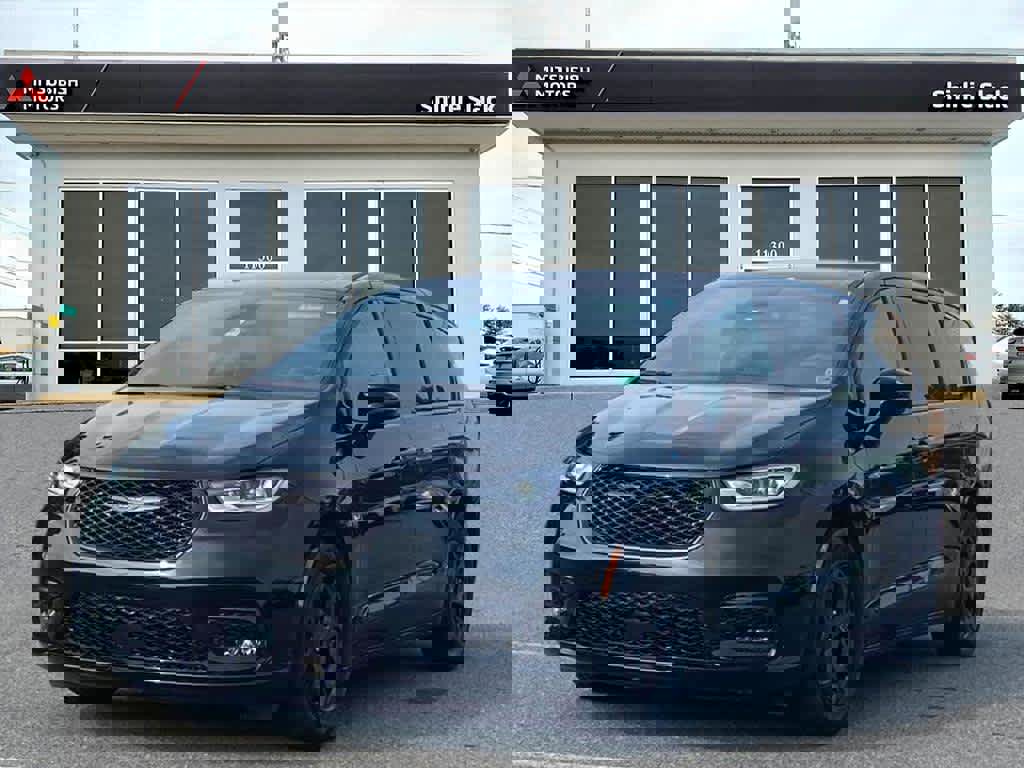 Used 2023 Chrysler Pacifica Limited w/ Uconnect Theater Family Group image 1