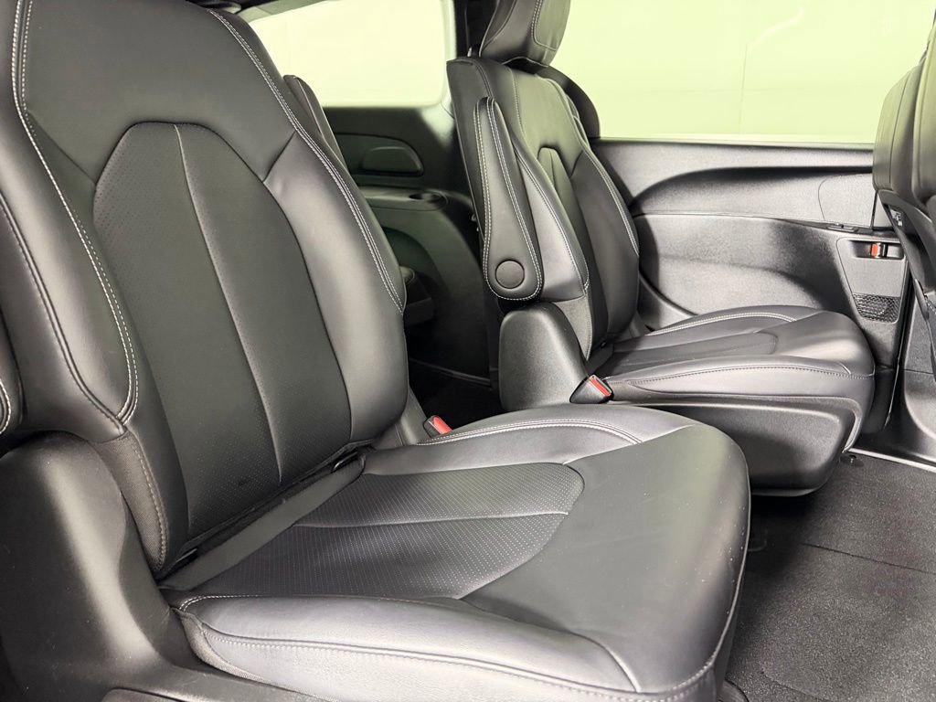 Used 2024 Chrysler Pacifica Select image 32
