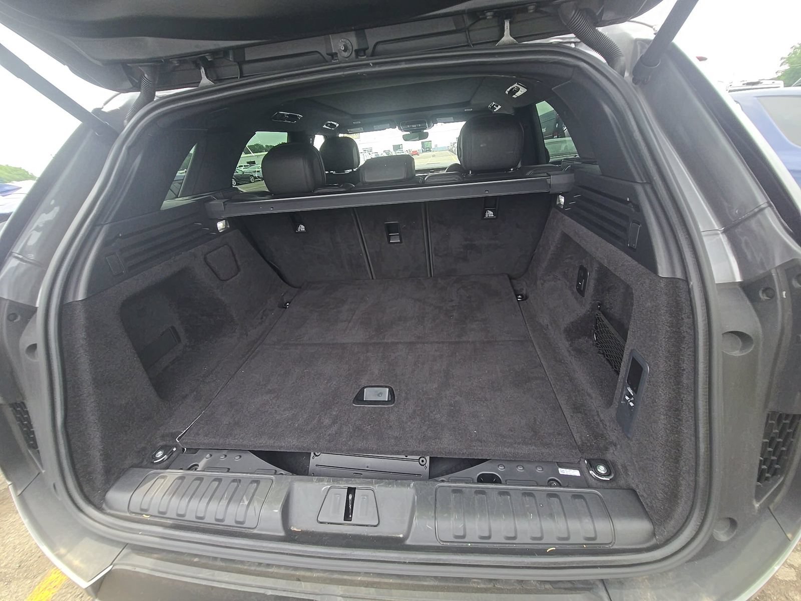 Used 2025 Land Rover Range Rover Sport SE AWD/4WD image 13