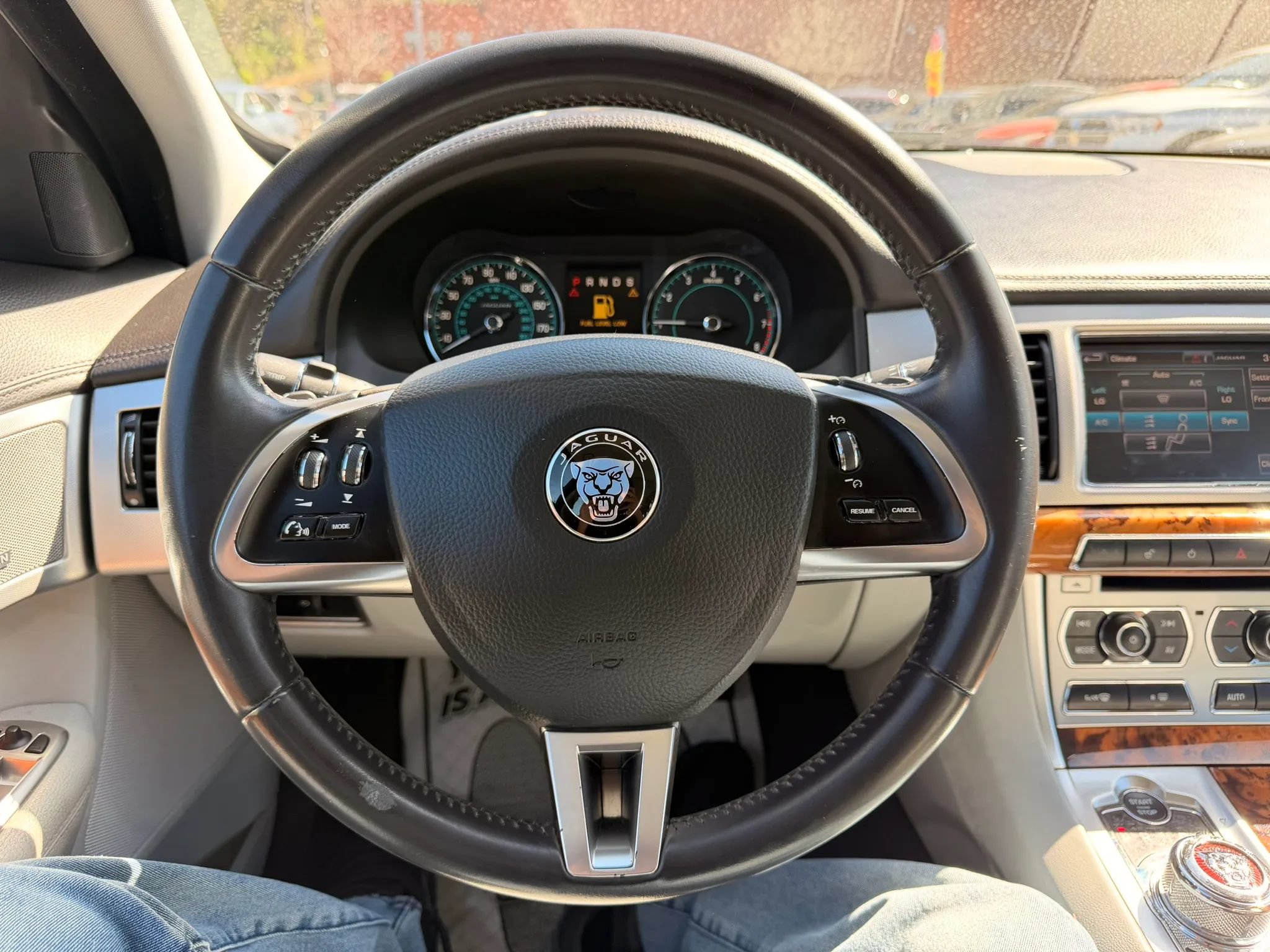 Used 2015 Jaguar XF Premium RWD image 13