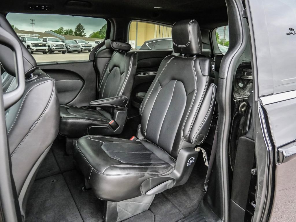 Used 2025 Chrysler Pacifica Select image 21