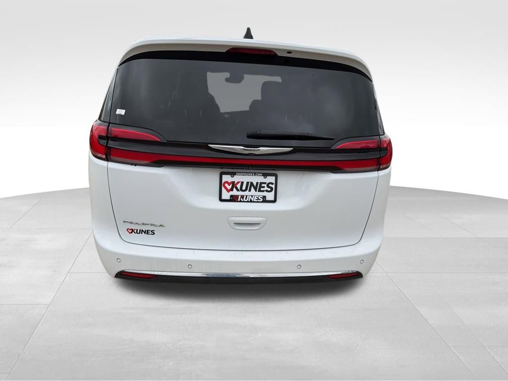 Used 2023 Chrysler Pacifica Touring-L image 9