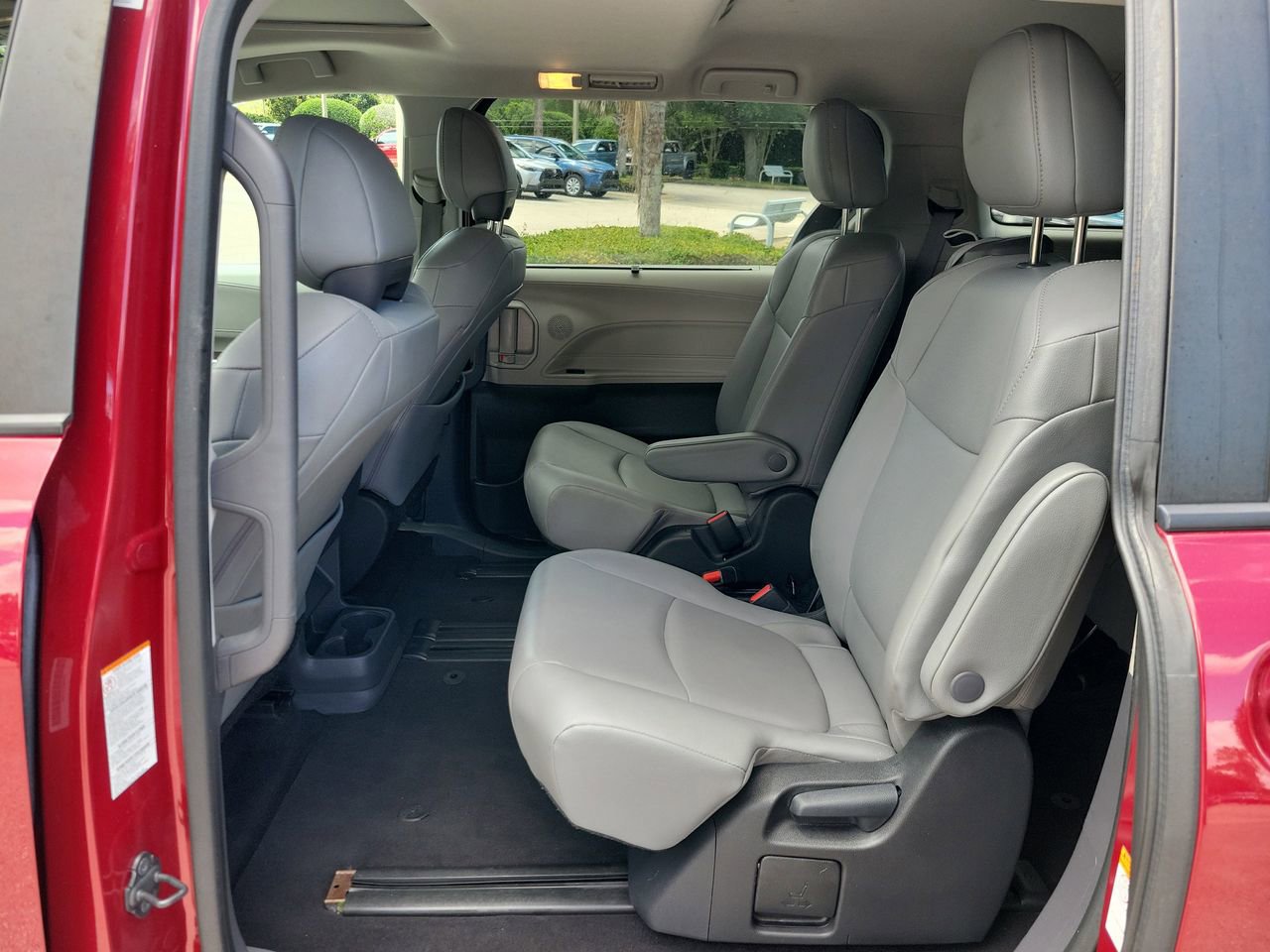 Used 2022 Toyota Sienna XLE FWD image 11