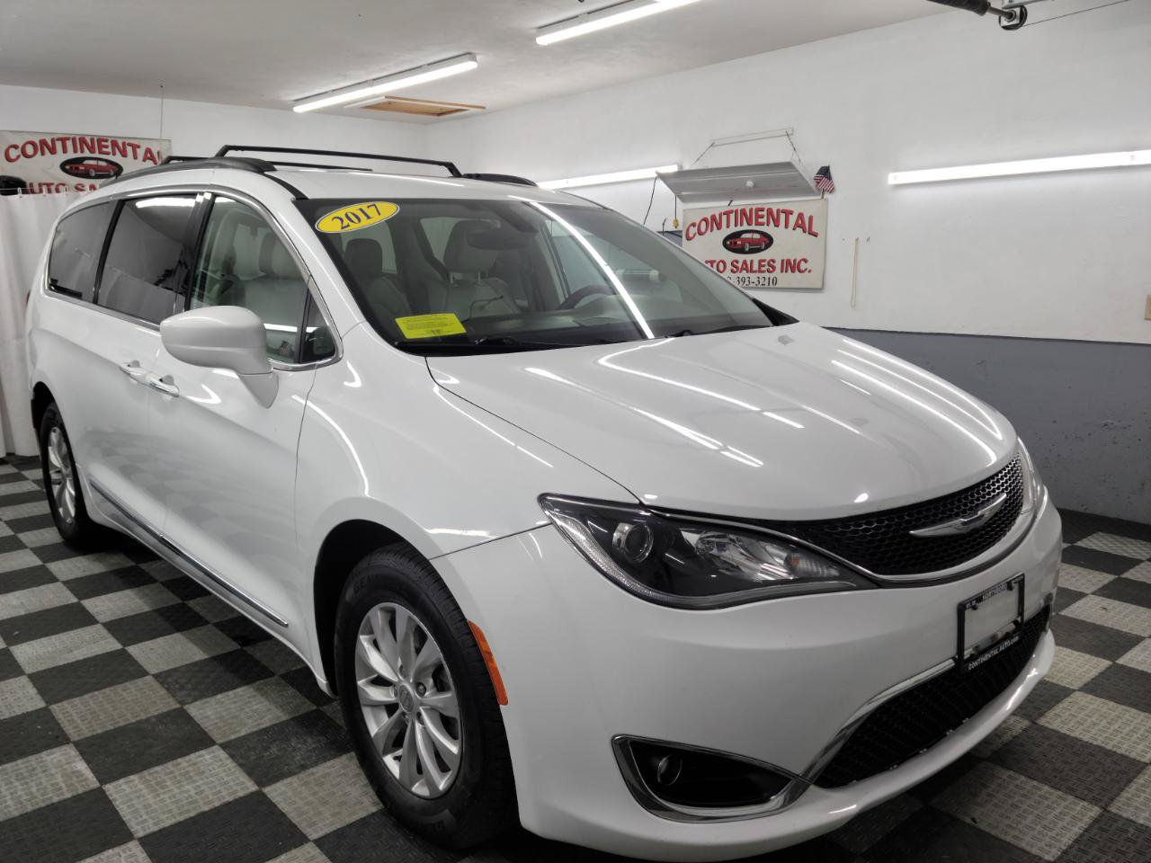 Used 2017 Chrysler Pacifica Touring-L FWD image 7