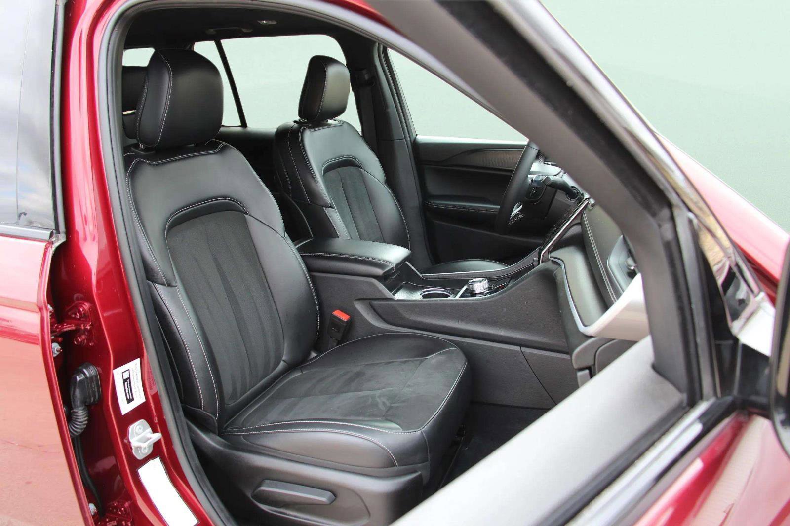 Used 2025 Jeep Grand Cherokee Altitude image 30