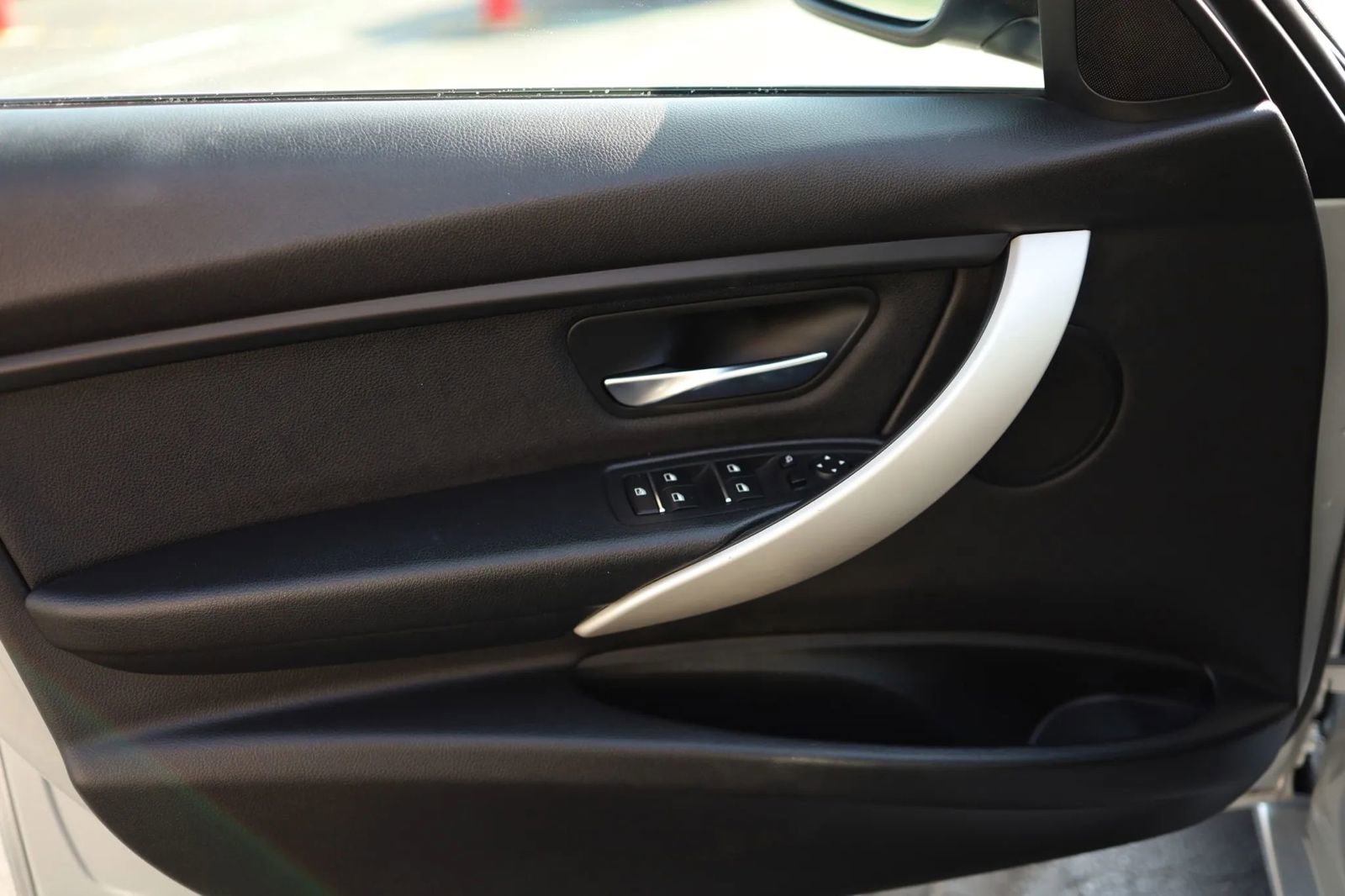 Used 2018 BMW 320i xDrive 320i xDrive Sedan 4D w/ Convenience Package image 9