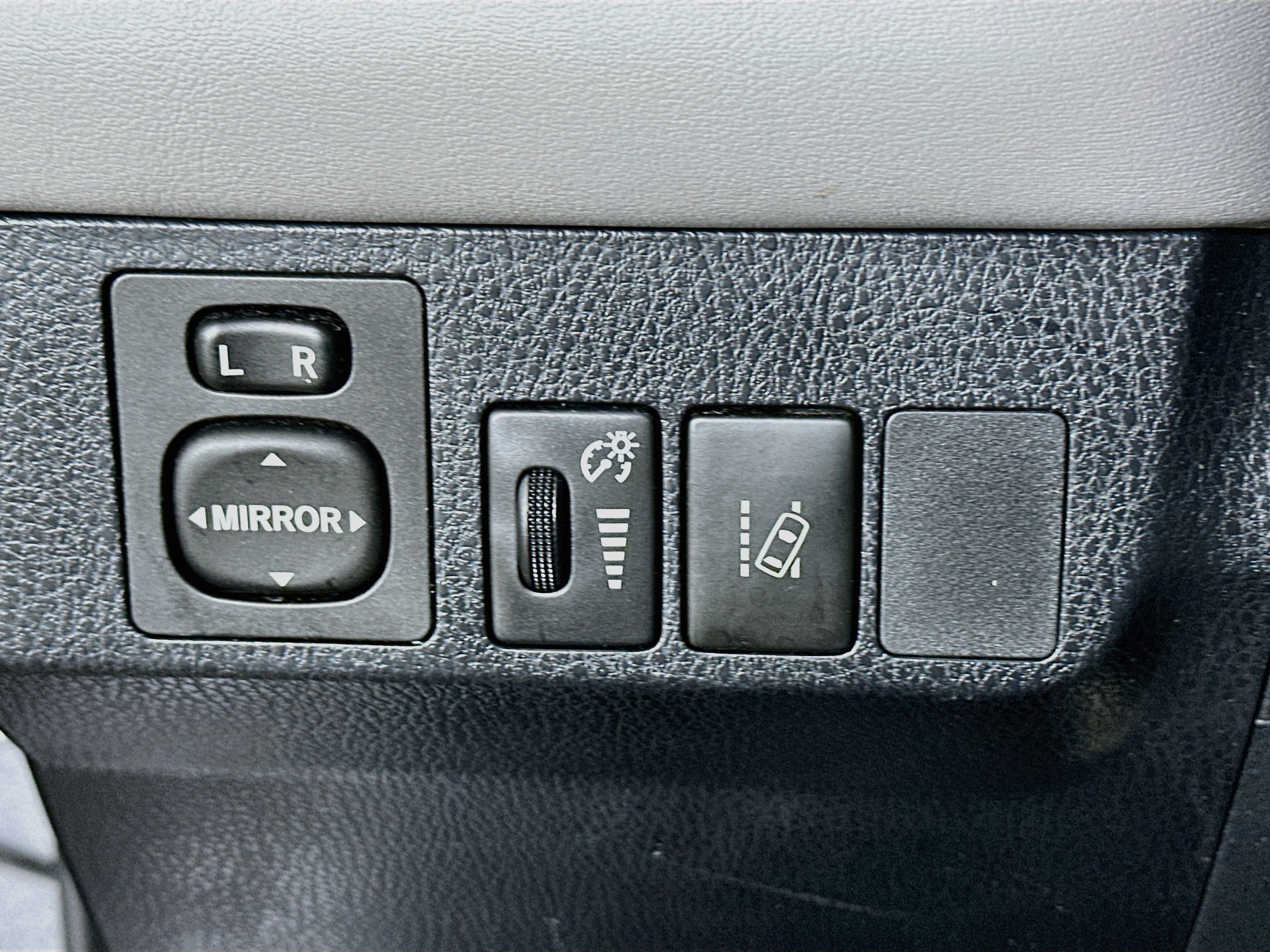 Used 2018 Toyota RAV4 Limited w/ Protection Package AWD/4WD image 17
