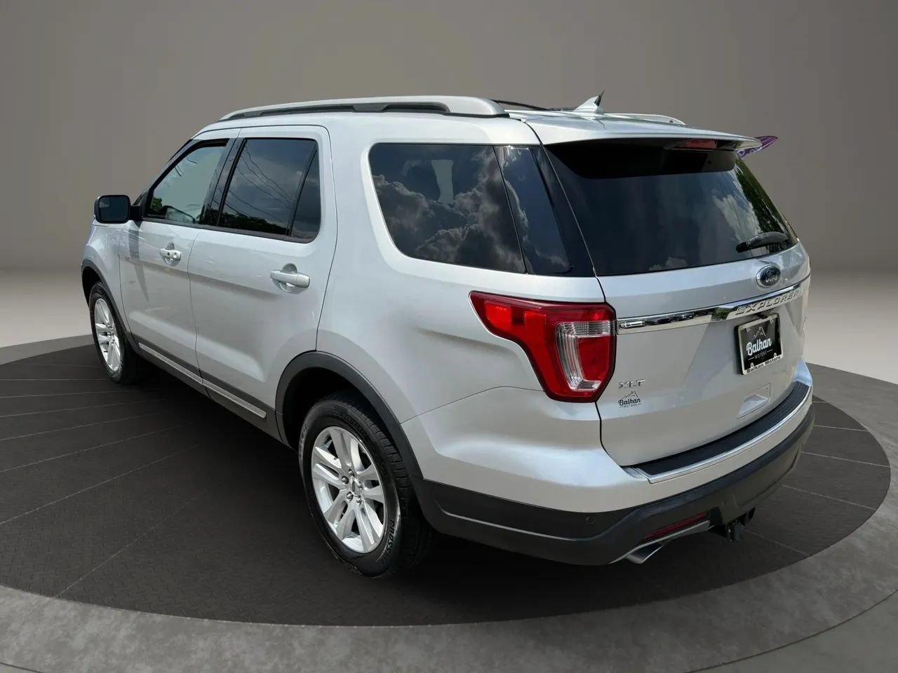 Used 2018 Ford Explorer XLT w/ Equipment Group 201A AWD/4WD image 10