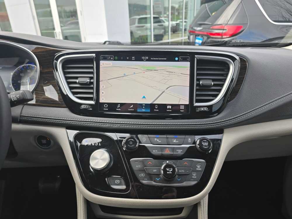 Used 2024 Chrysler Pacifica Limited image 12