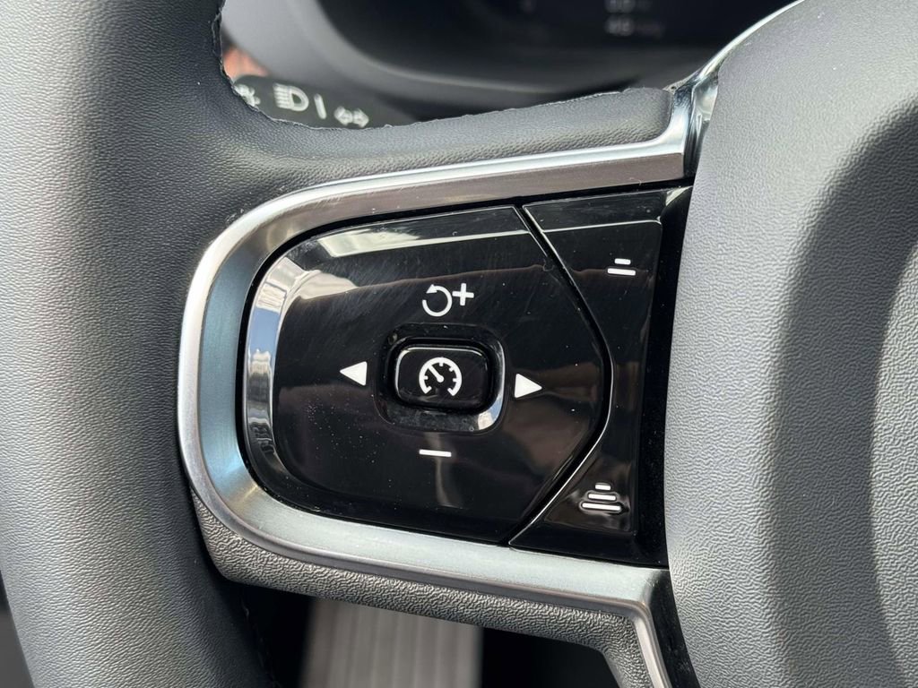 Certified 2023 Volvo XC60 B5 Plus w/ Climate Package image 18