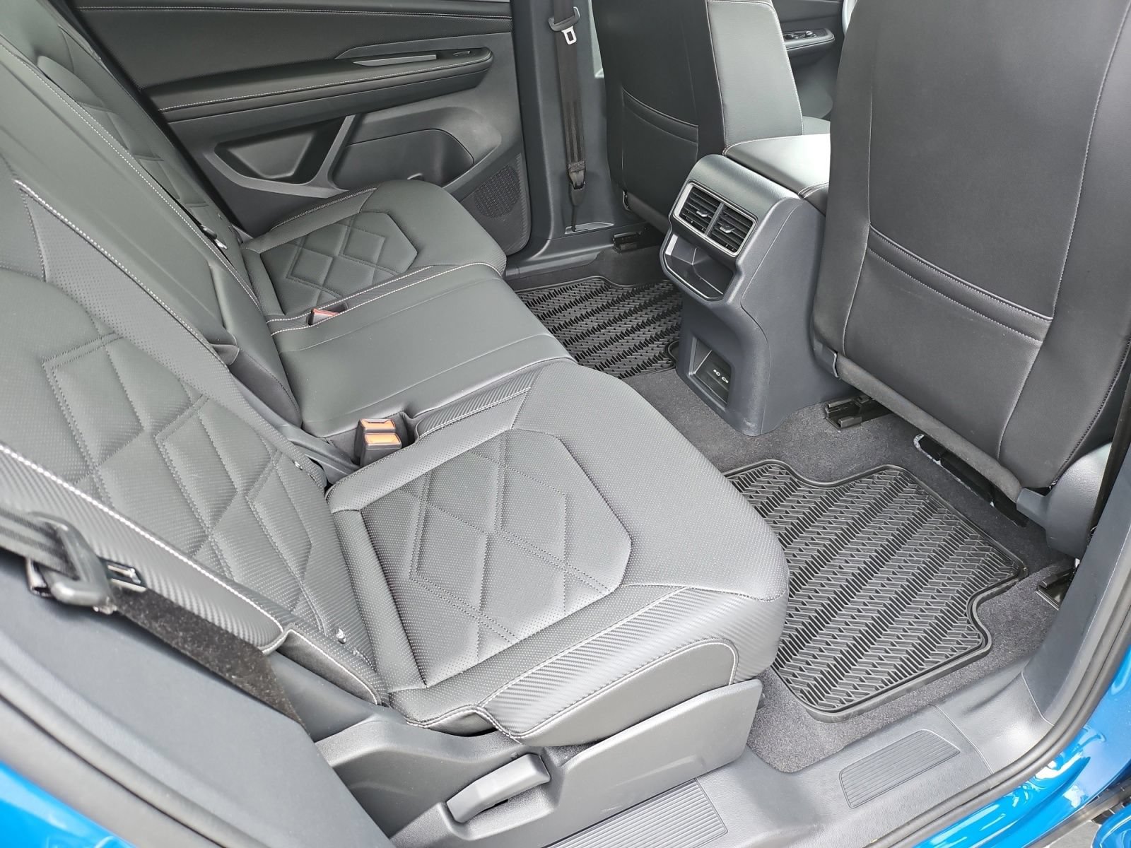 Used 2025 Volkswagen Atlas Cross Sport SE FWD image 30