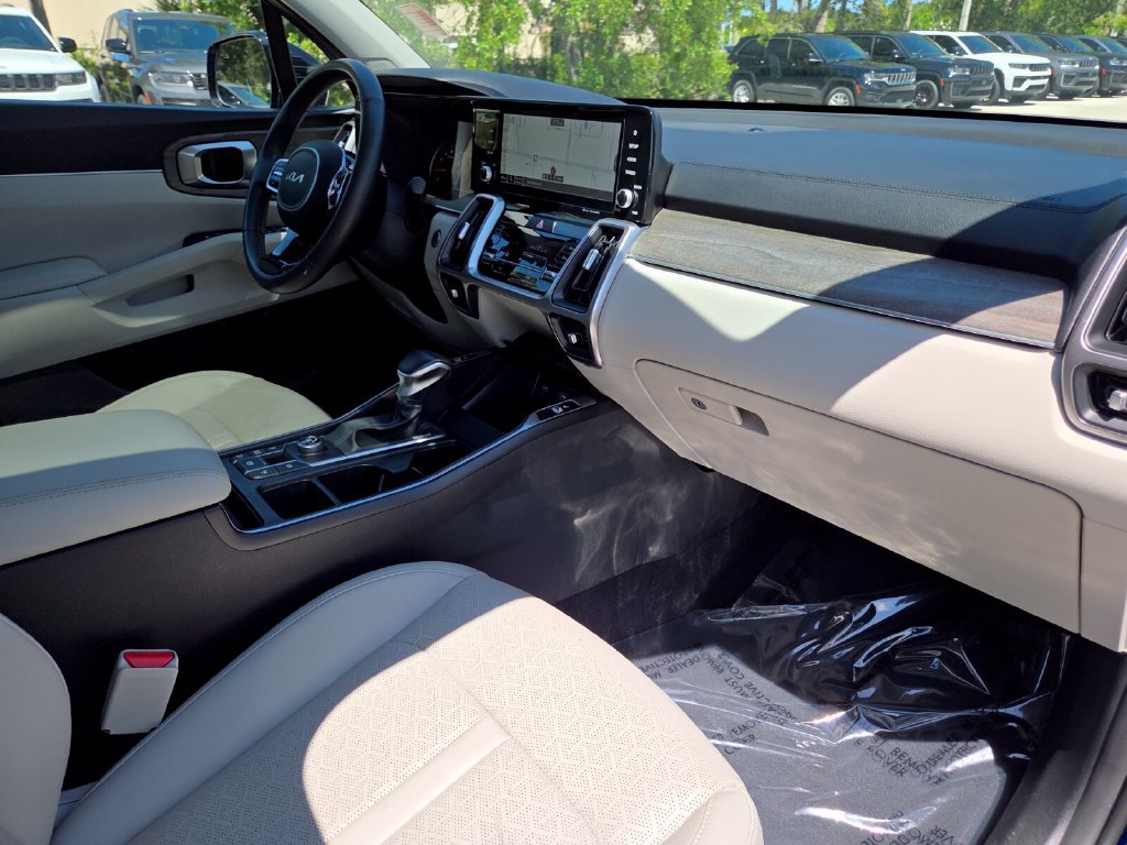 Used 2023 Kia Sorento EX w/ Panoramic Sunroof Package FWD image 14