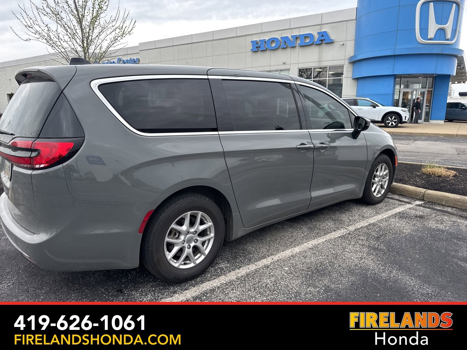 Used 2023 Chrysler Pacifica Touring-L image 7