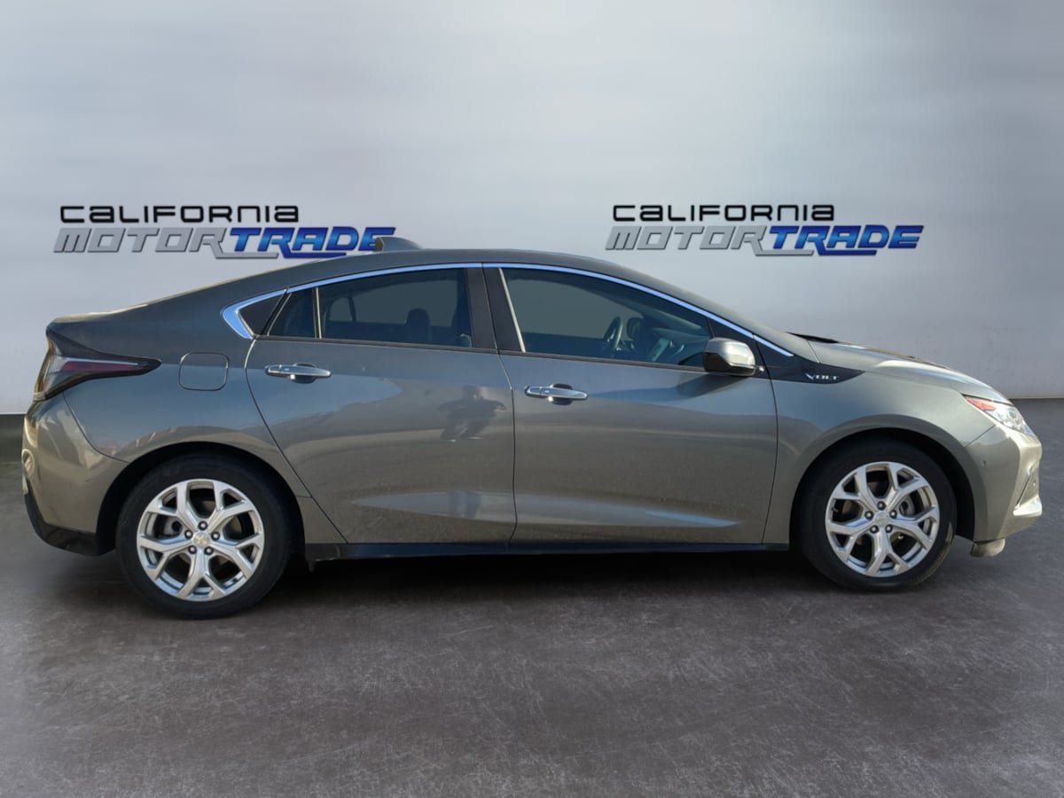 Used 2017 Chevrolet Volt Premier w/ Driver Confidence II Package FWD image 4