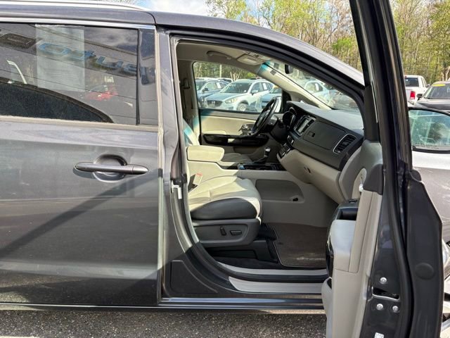 Used 2017 Kia Sedona SX image 29