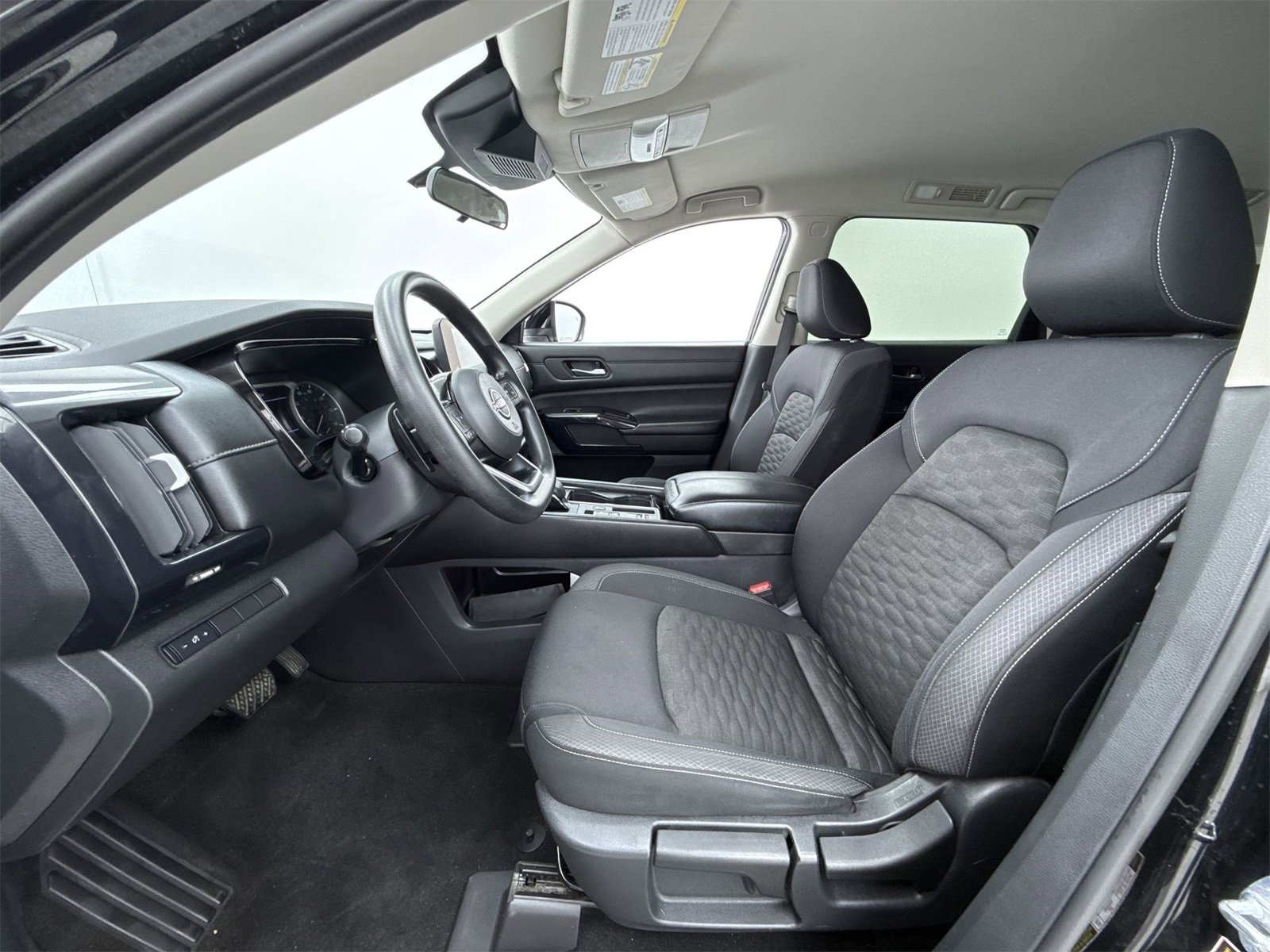 Used 2022 Nissan Pathfinder S image 11