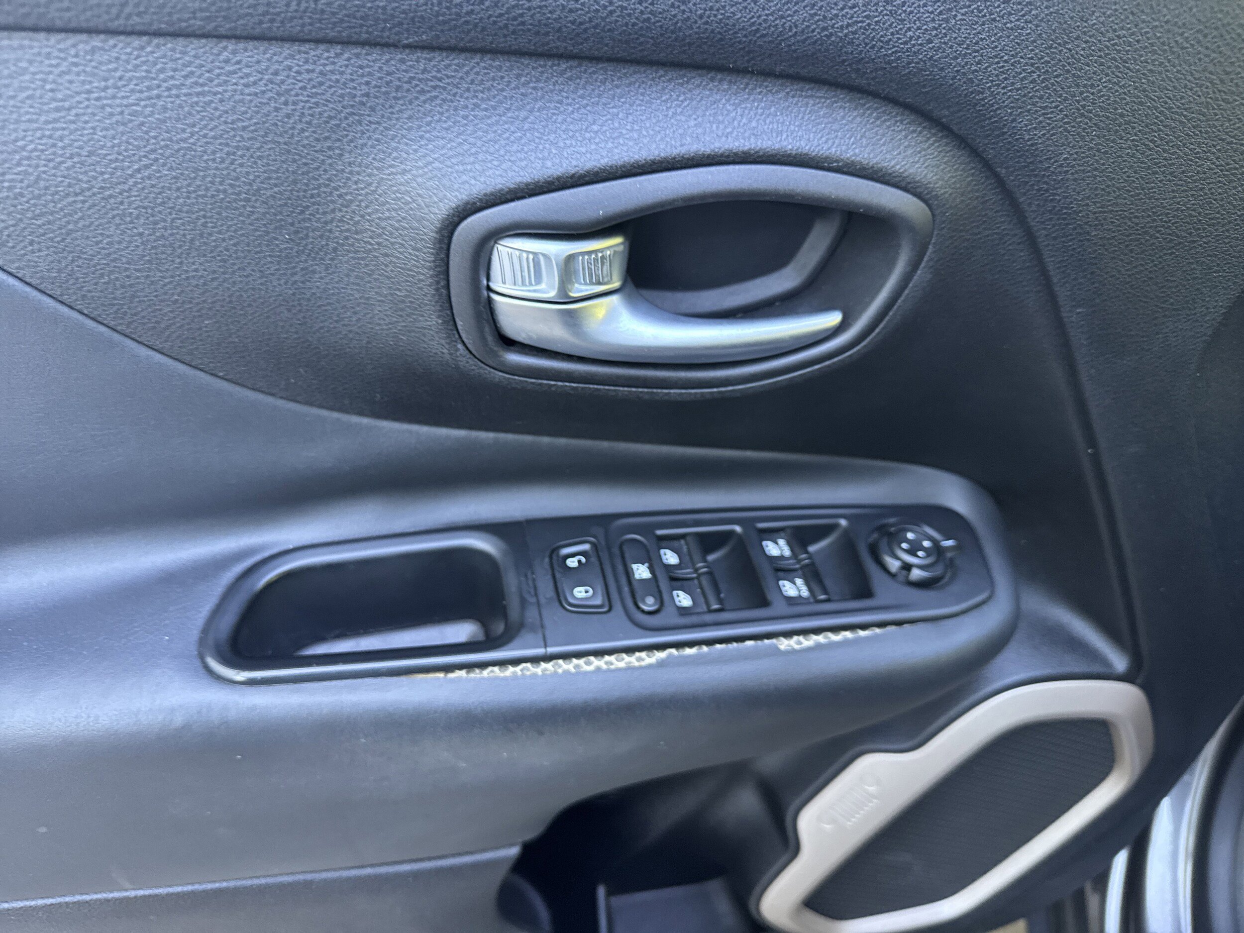 Used 2016 Jeep Renegade Limited AWD/4WD image 8