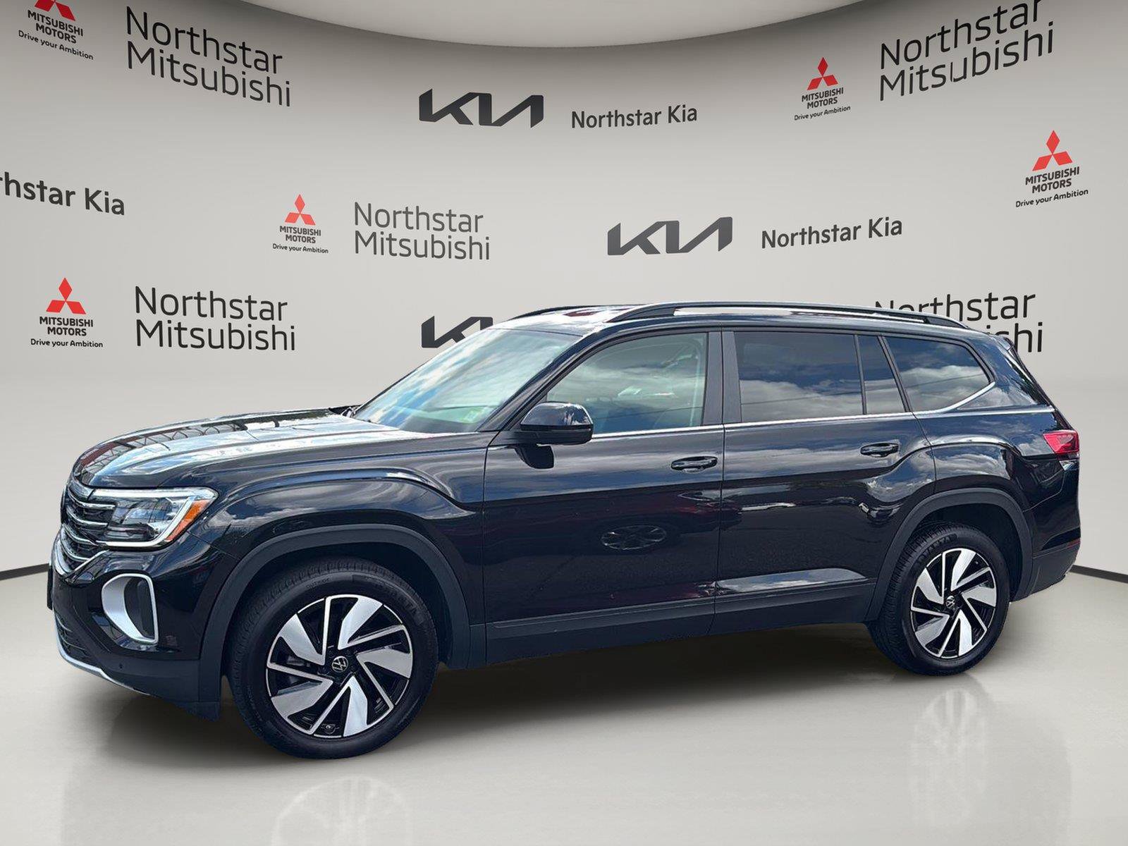 Used 2025 Volkswagen Atlas SE AWD/4WD image 3