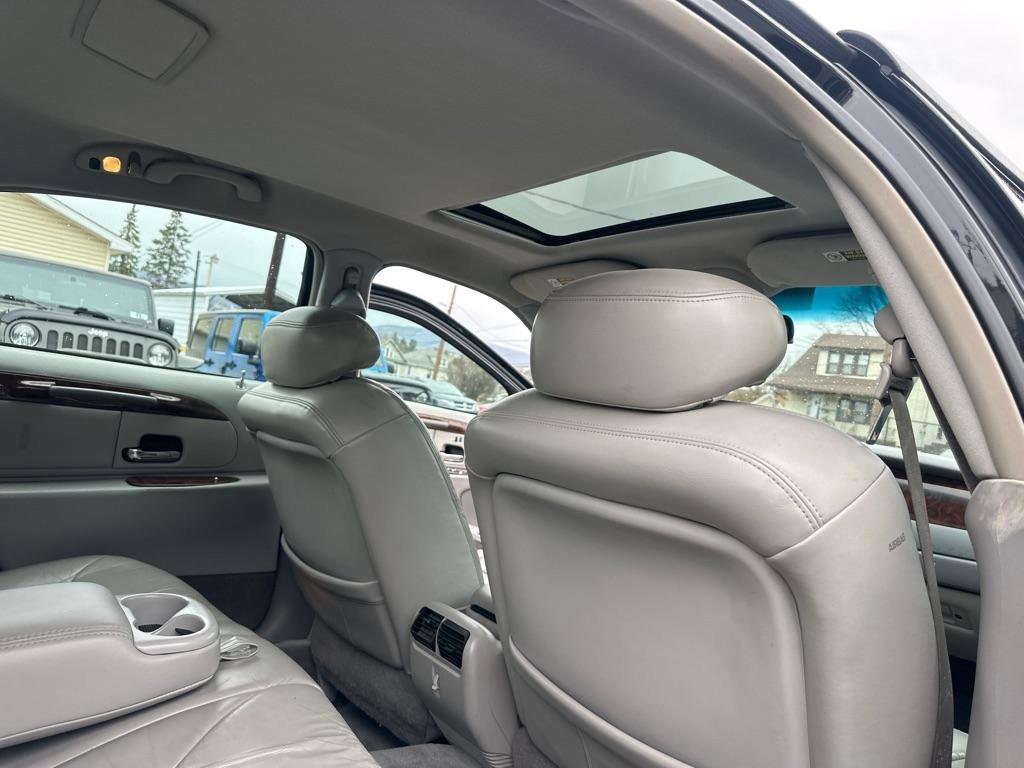 Used 2002 Lincoln Town Car Cartier RWD image 37