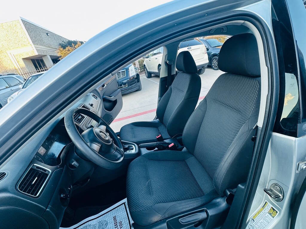 Used 2011 Volkswagen Jetta Base 4dr Sedan 6A image 16