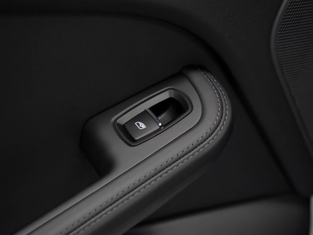 Certified 2026 Porsche Macan AWD/4WD image 16