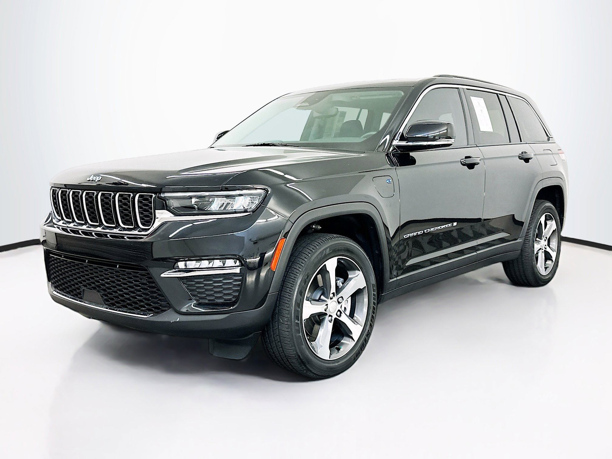 Used 2023 Jeep Grand Cherokee 4WD 4xe image 3
