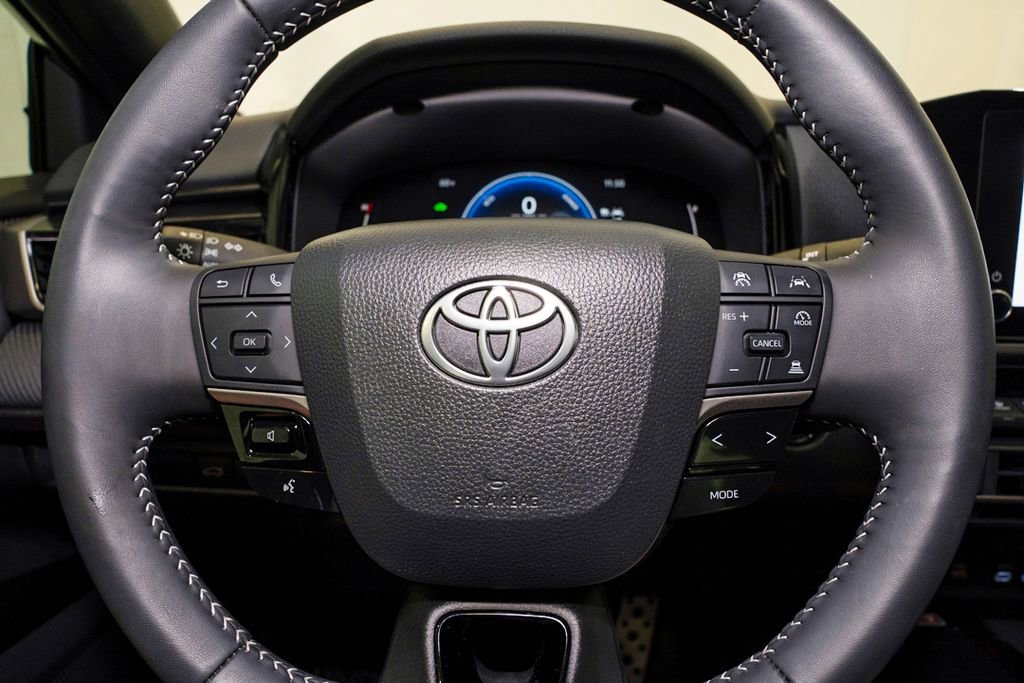 Used 2025 Toyota Camry SE image 17