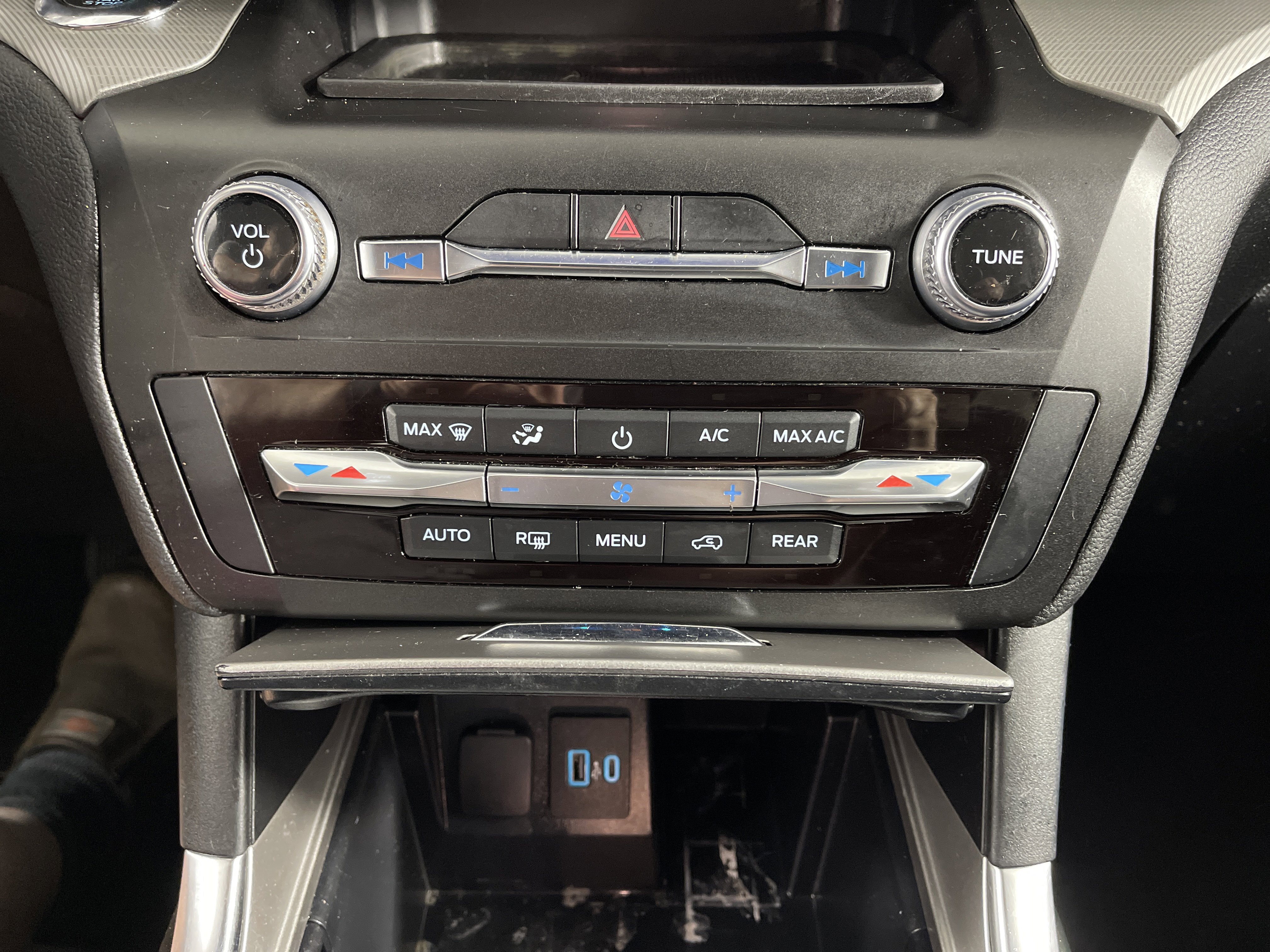 Used 2020 Ford Explorer XLT w/ Equipment Group 202A image 25