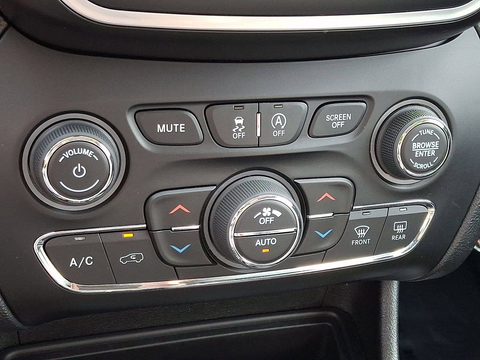 Used 2020 Jeep Cherokee Latitude Plus w/ Comfort/Convenience Group AWD/4WD image 16
