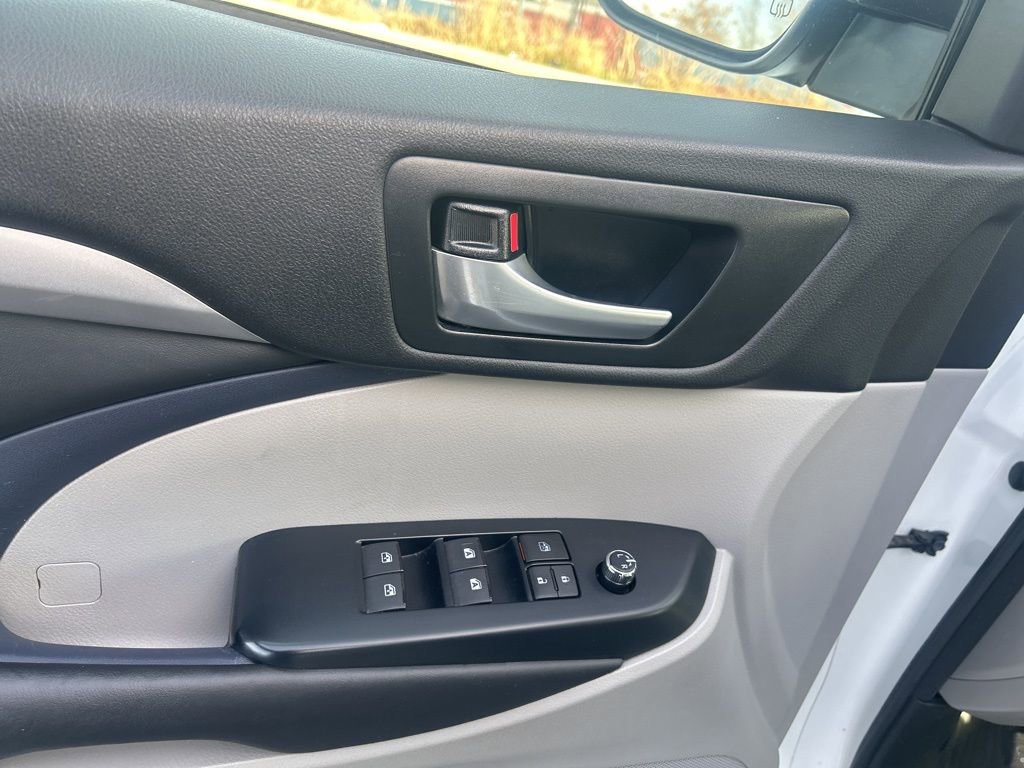 Used 2017 Toyota Highlander XLE image 21