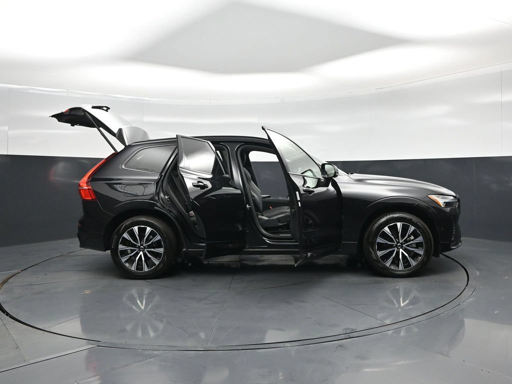 Used 2025 Volvo XC60 B5 Plus AWD/4WD image 4