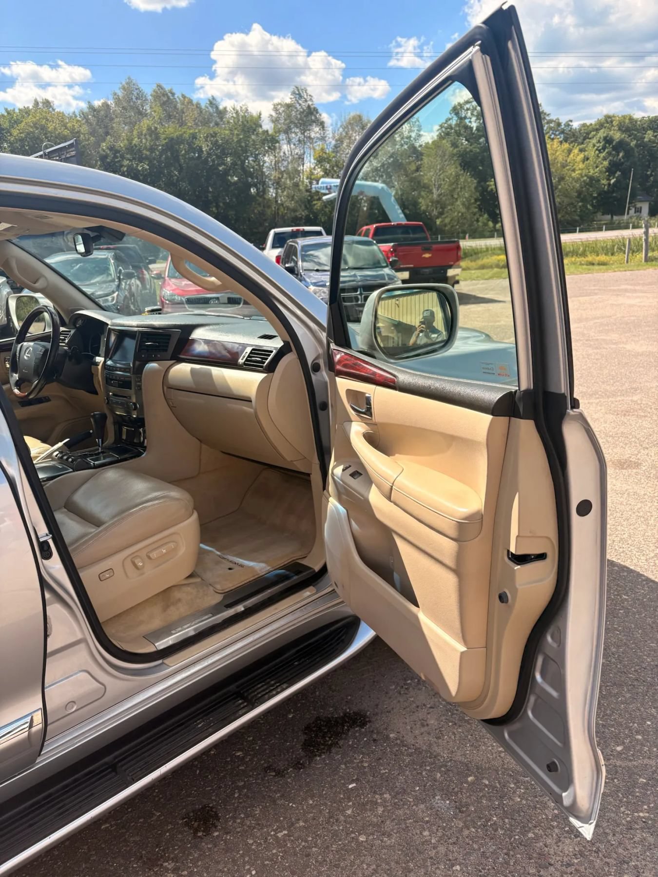 Used 2011 Lexus LX 570 4WD w/ Luxury Pkg image 28