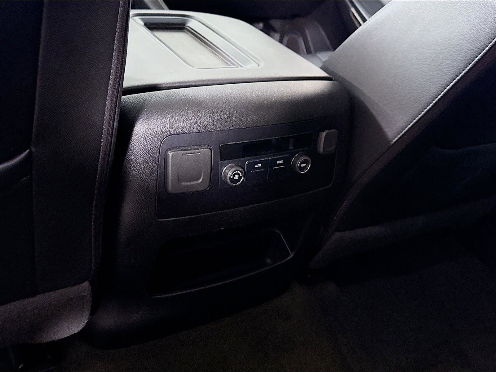 Used 2018 Chevrolet Suburban LT image 19