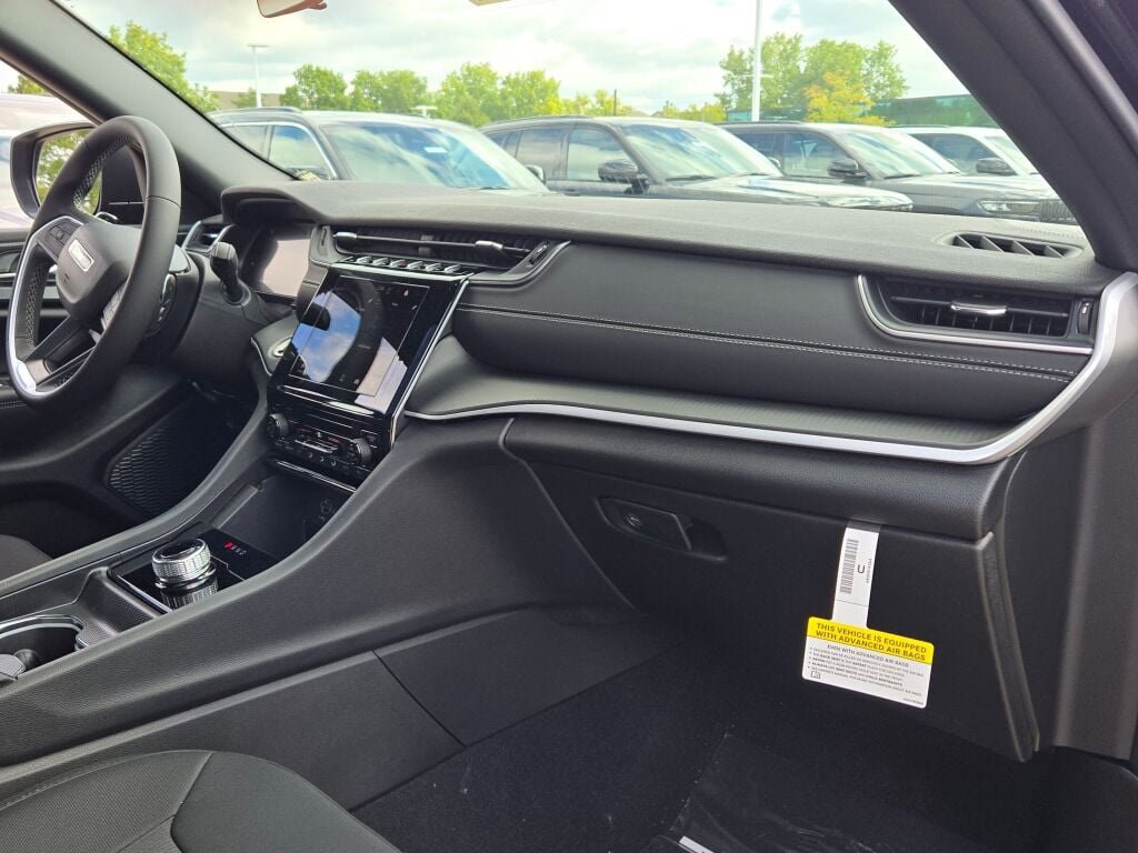 New 2025 Jeep Grand Cherokee L Laredo w/ Trailer Tow Package image 8