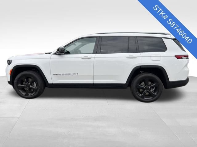 Used 2025 Jeep Grand Cherokee L Limited w/ Black Appearance Package image 4