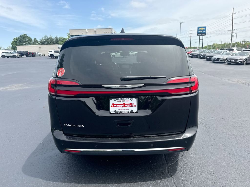 Used 2024 Chrysler Pacifica Touring-L FWD image 22