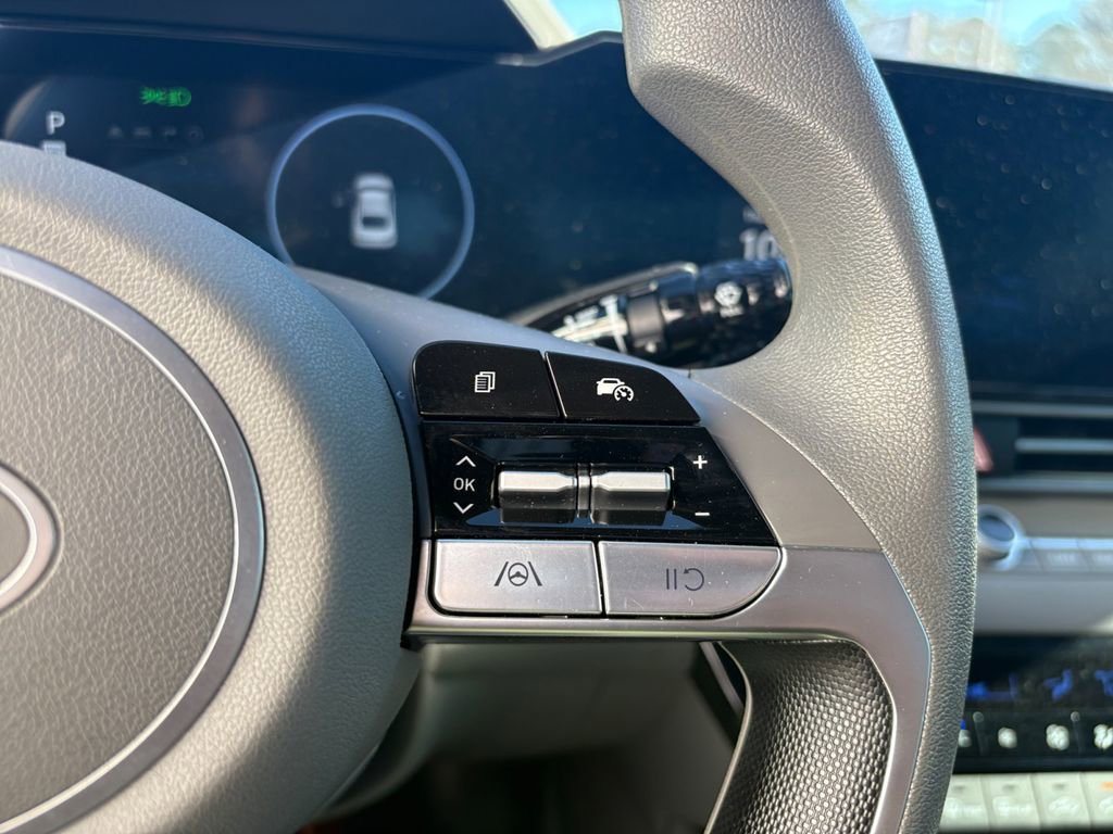 Used 2024 Hyundai Elantra Blue image 15