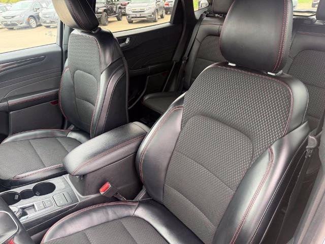 Certified 2025 Ford Escape ST-Line Select AWD/4WD image 4